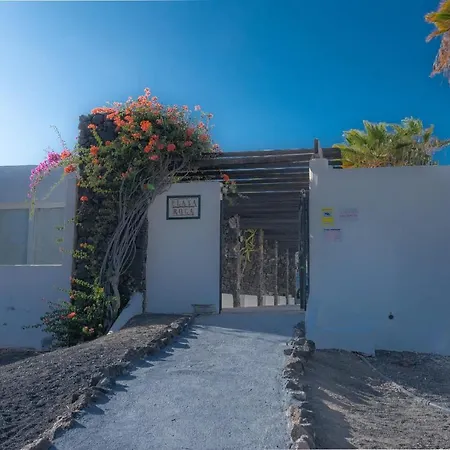Comfortable Playa Roca Beachfront Access Villa Costa Teguise