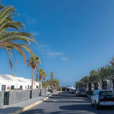 Comfortable Playa Roca Beachfront Access * Costa Teguise