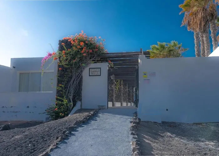 Comfortable Playa Roca Beachfront Access Villa Costa Teguise